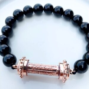 สร้อยข้อมือหินเสริมดวง Onyx พร้อมจี้ยันต์ 5 แถวโรสโกลด์
