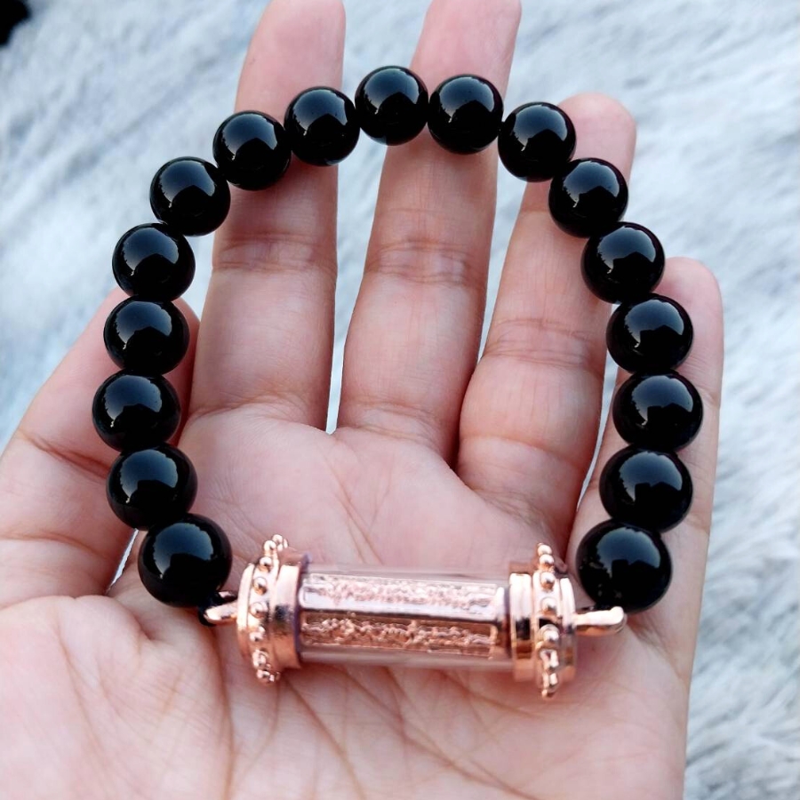 สร้อยข้อมือหินเสริมดวง Onyx พร้อมจี้ยันต์ 5 แถวโรสโกลด์